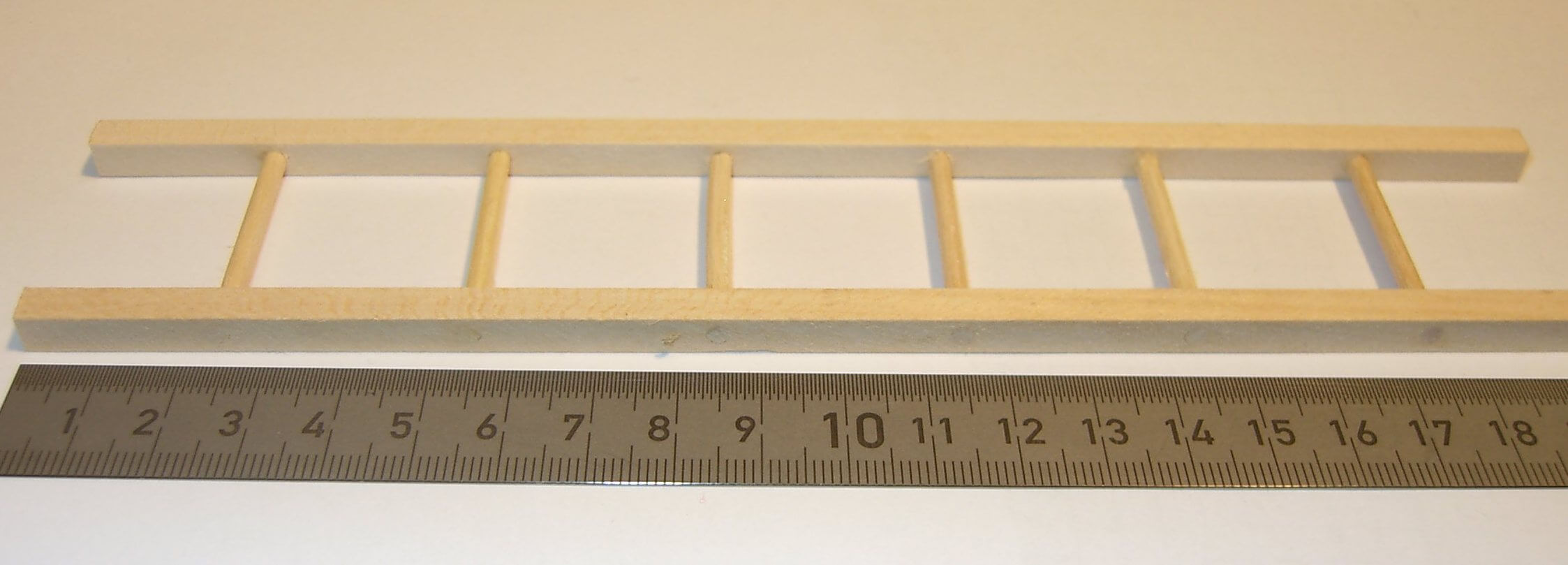 Holzleiter ca.20cm, Anlegeleiter ca.4cm breit               