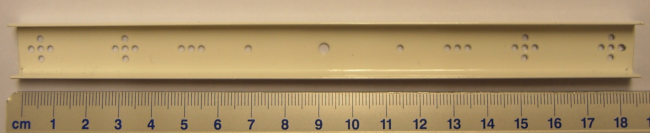 Stoßstange 185mm für 3-Kammer-Rückleuch- ten. TAM-Größe     