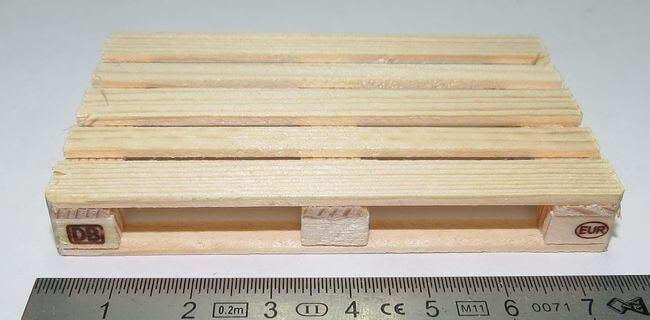 1 unbehandelte DB-Europalette im Maßstab 1:16. Passend zum  