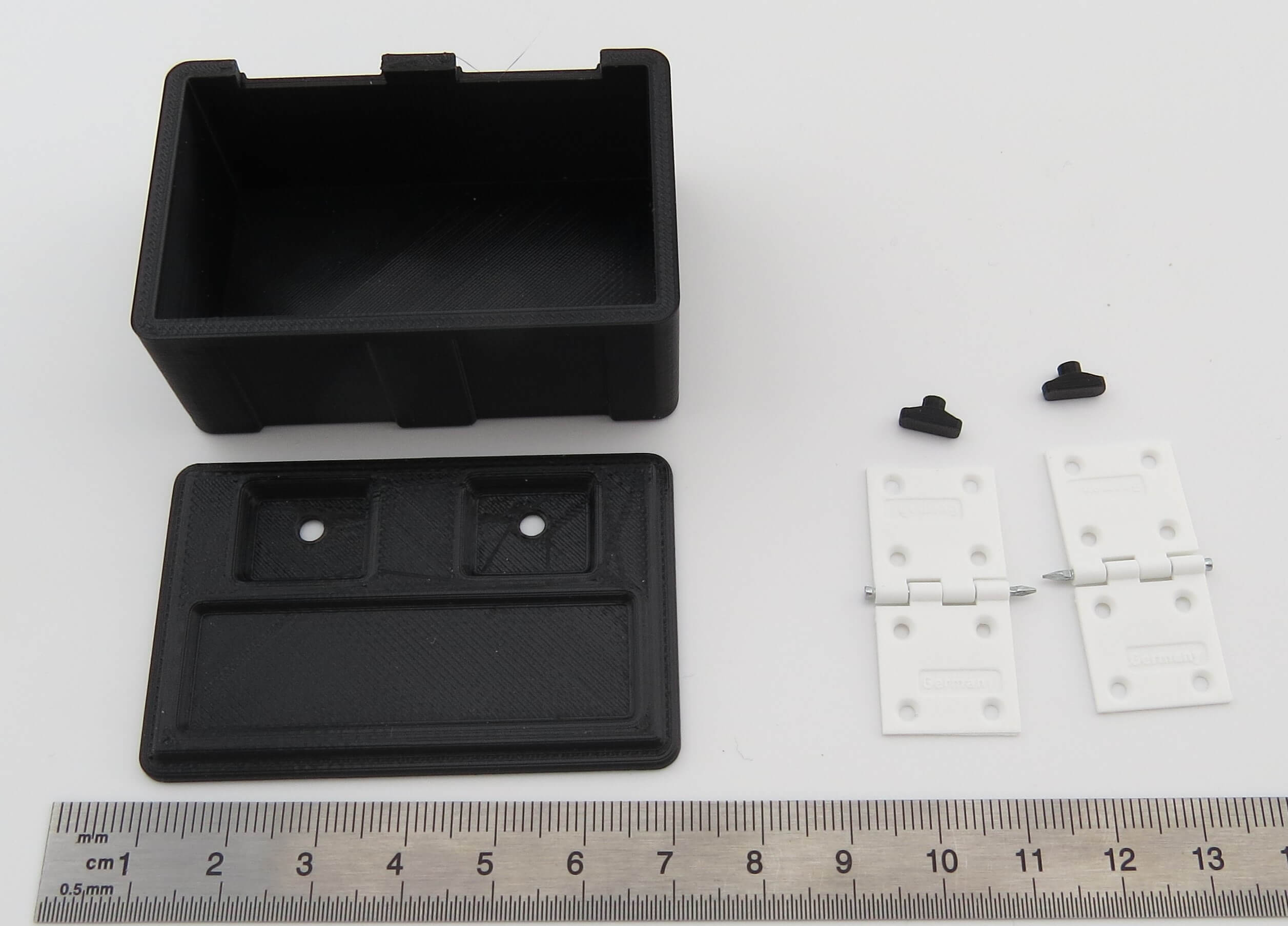 Kunststoff Staukasten mit Deckel. Maße: 62x40x38            