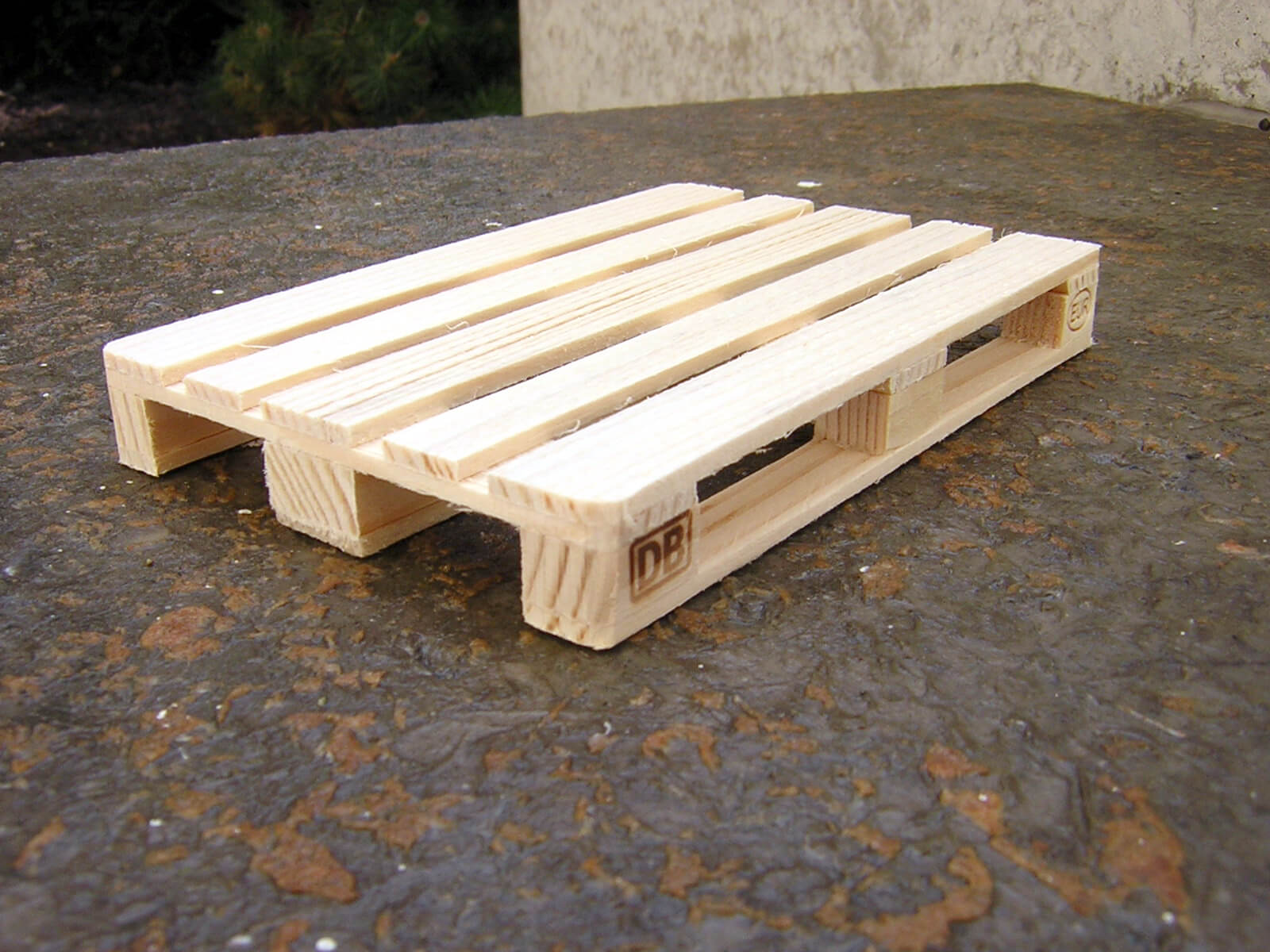 1 unbehandelte DB-Europalette im Maßstab 1:14,5. Passend    