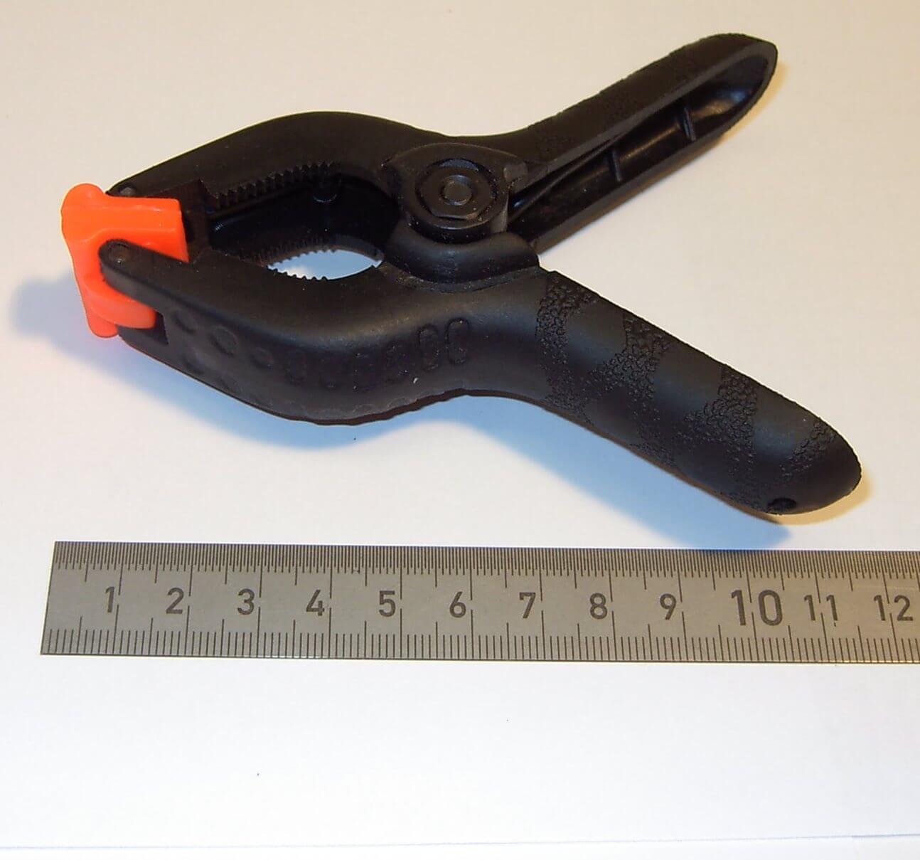 1 Klemme mit 40mm Spannweite, schwarz 1 Stück