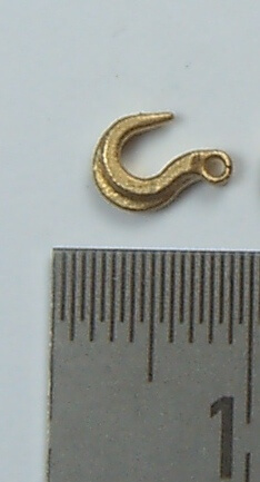 1 Messing-Feinguss-Haken. Mit Anschlag-  Öse. Gesamthöhe