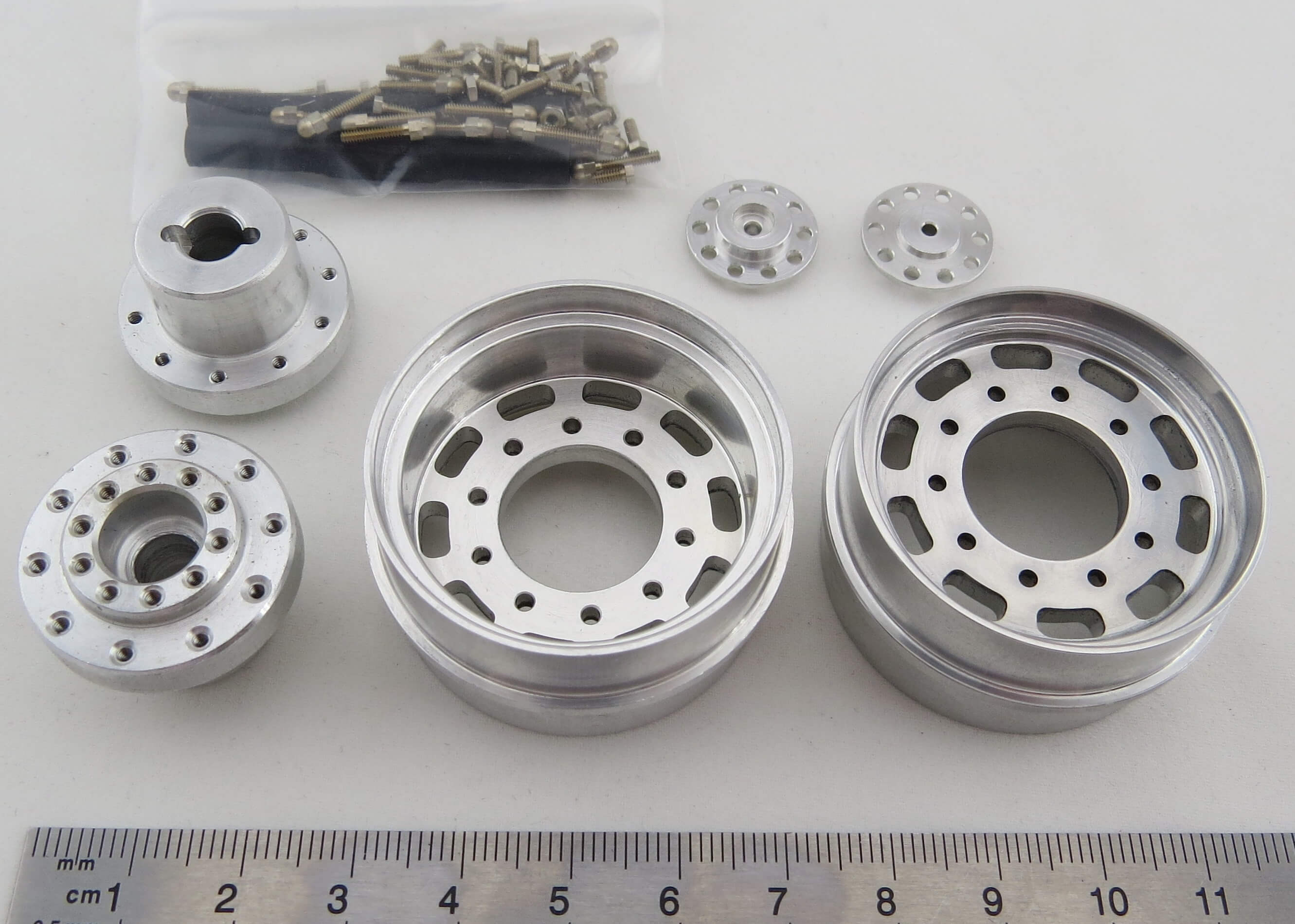 Alu Felgensatz angetriebene Vorderachse  Breitreifen für