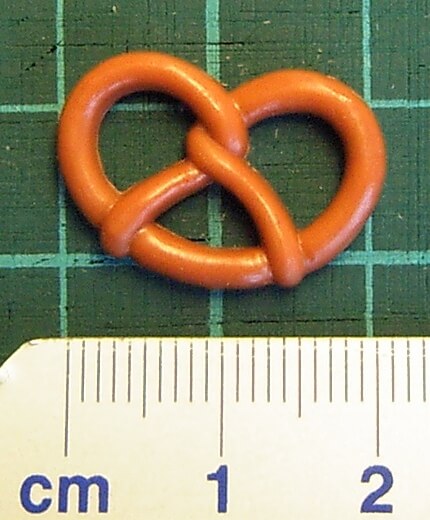 1 Brezel ca. 2,0cm x 1,5cm                                  