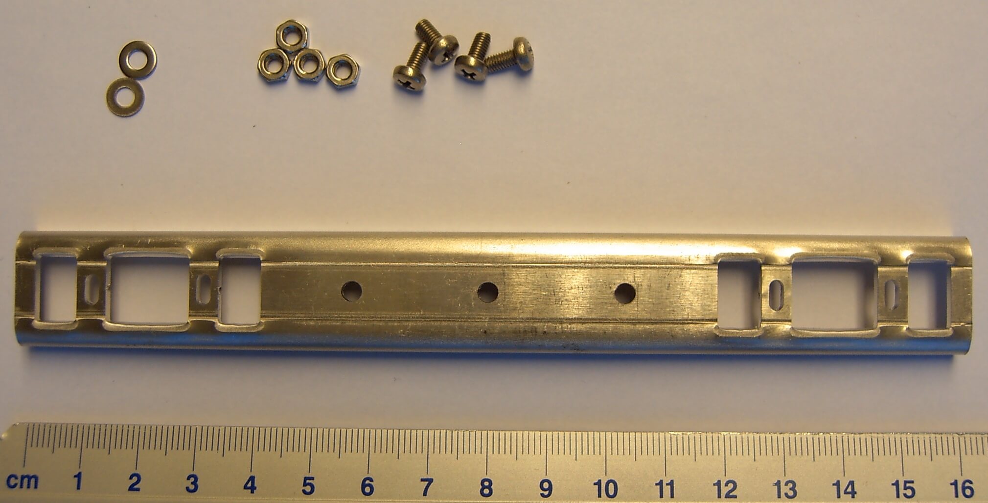 Alu-Stoßstange 160mm für 4-Kammer-Rück-  leuchten von