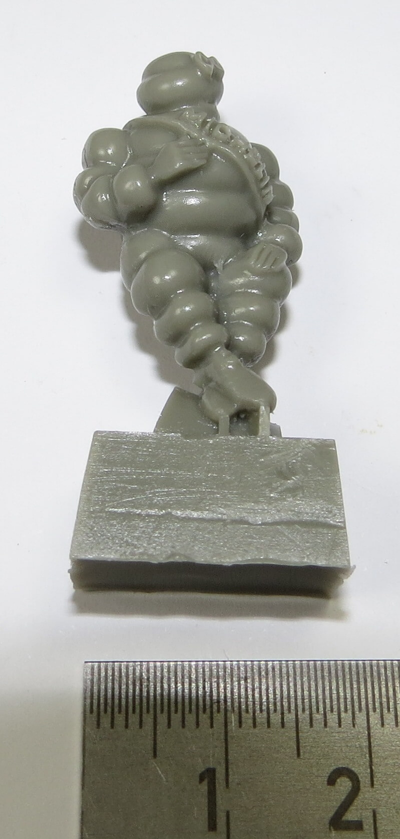 1 Männchen, ca.32mm hoch, Kunststoff. -OHNE Leuchtmittel!