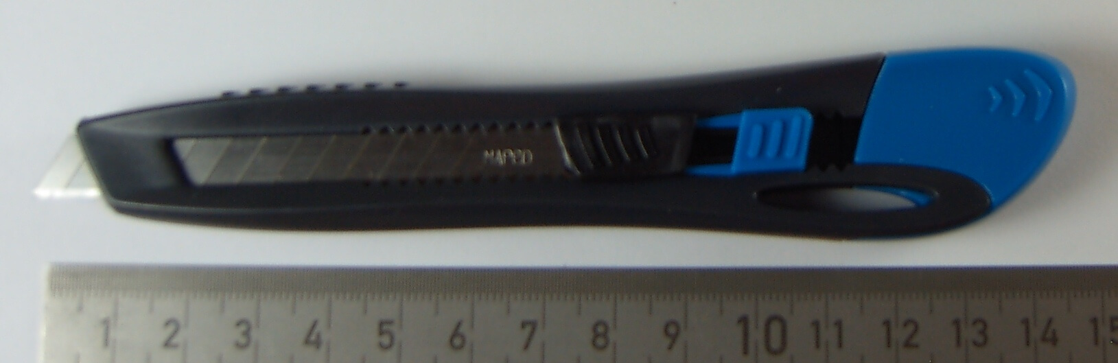 1 Cutter (Scheidmesser) mit integrierter Abbrech-Hilfe im