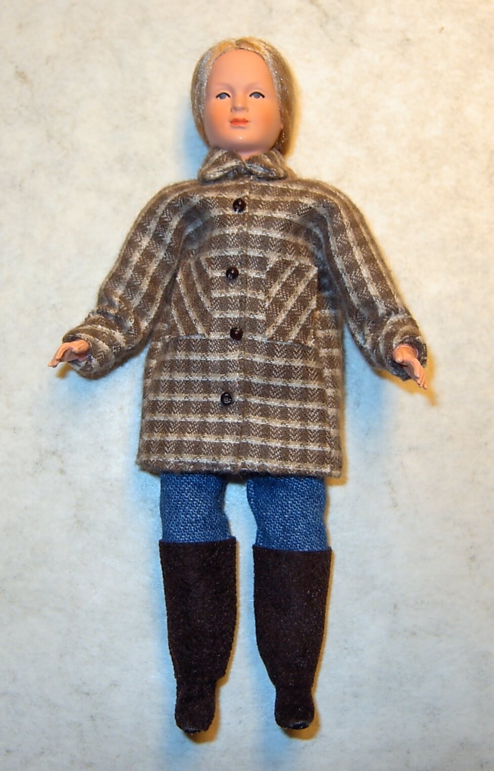 1 Biegepuppe FRAU ca. 13cm hoch mit karierter Jacke, Jeans