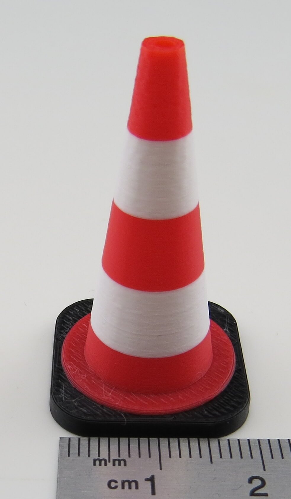 Leitkegel (50cm im Original). Tamiya-Maßstab. Rot/weiss/sc  