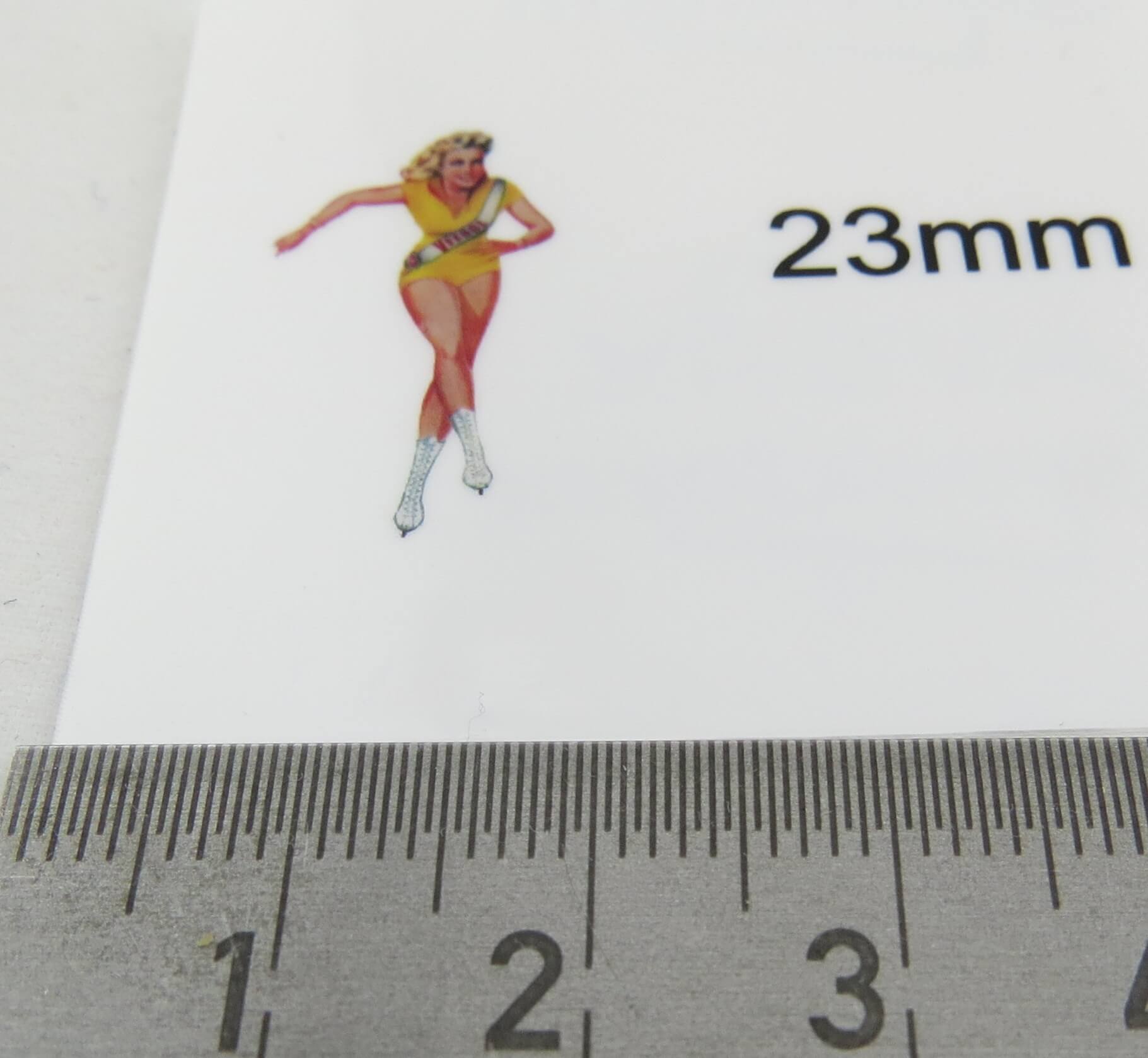 Veedol-Mädchen auf weißer selbstklebender Folie. 23mm V2